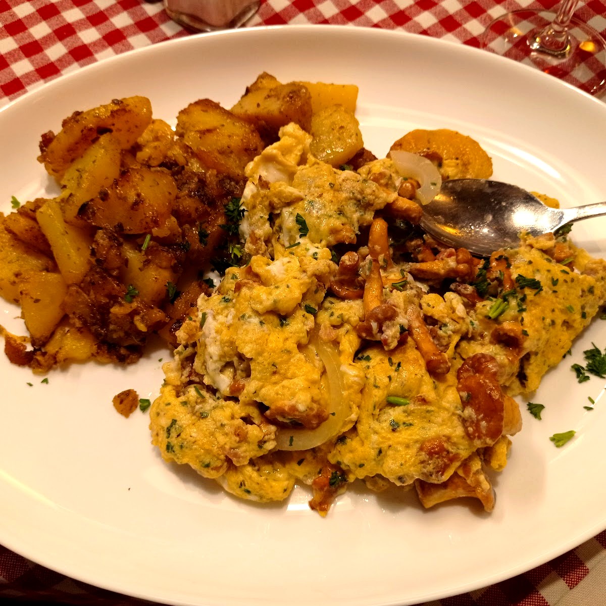 Scrambled egg with mushrooms and fried potatoes